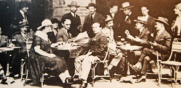 Léopold Zborowski et un groupe d'amis à la terrasse de La Rotonde (c. 1924).