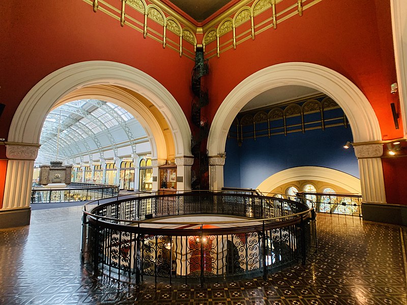 File:Level 2 foyer under central dome of Queen Victoria Building, Sydney.jpg