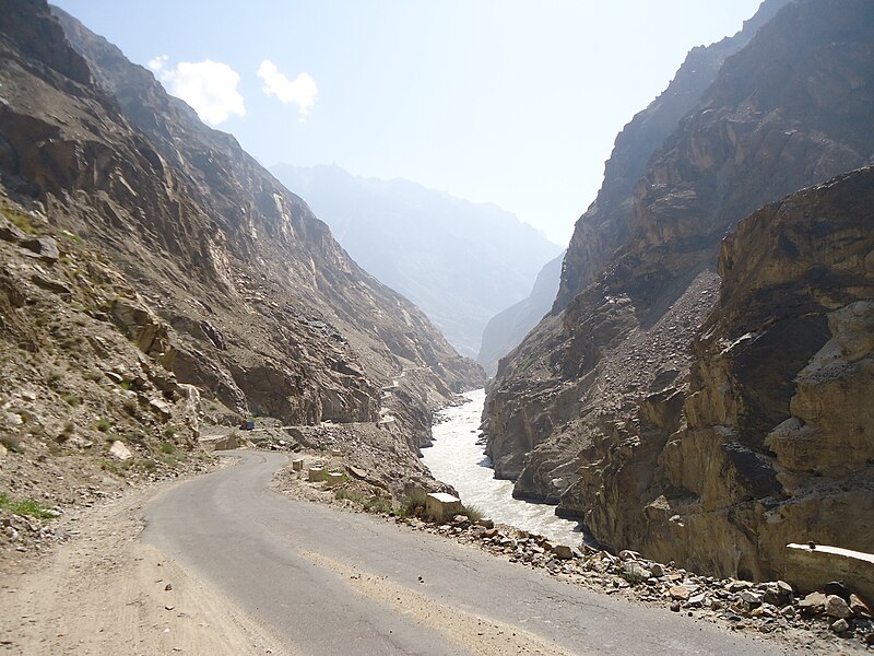 File:Long Narrow road to Goma, District Ghanche, Pakistan.JPG