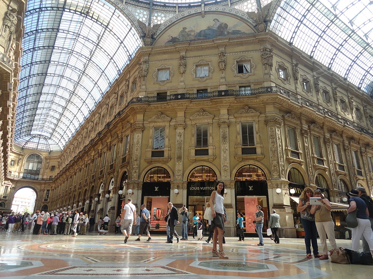 File:Louis Vuitton in Galeria V. Emanuele, Milan, Italy (9471446737).jpg - Wikimedia Commons