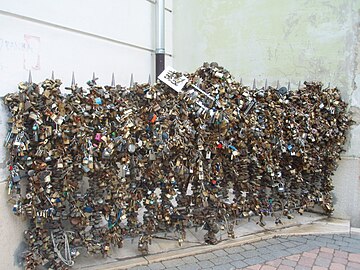 File:Love padlocks, Pécs, Hungary - panoramio (8).jpg