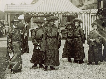 Fail:Lungshar, Gongkar, Ringang, Möndro and Kyibu II at Buckingham Palace.JPG