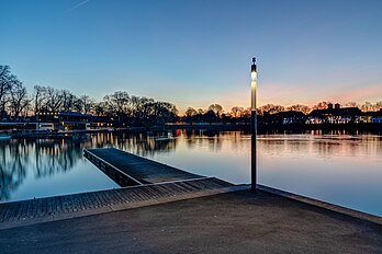 Vista ao amanhecer do Aasee (lago Aa) com píer e restaurantes em Münster, Renânia do Norte-Vestfália, Alemanha (definição 6 719 × 4 479)