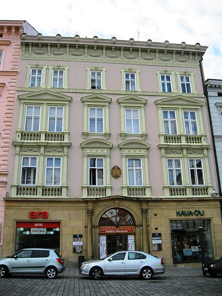 File:Měšťanský dům U zlatého prstenu (Olomouc), čp. 13.JPG
