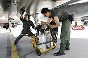 F-15Jの整備を行う航空自衛官