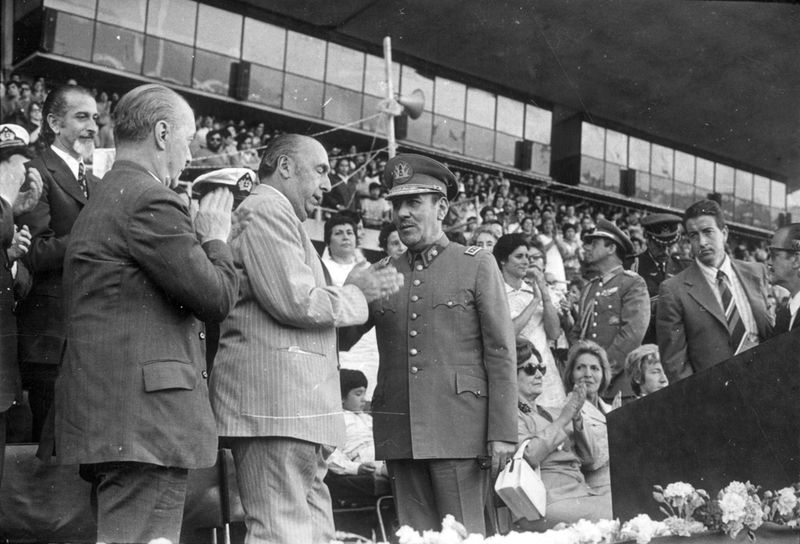 File:Manifestación a Pablo Neruda (1972).JPG