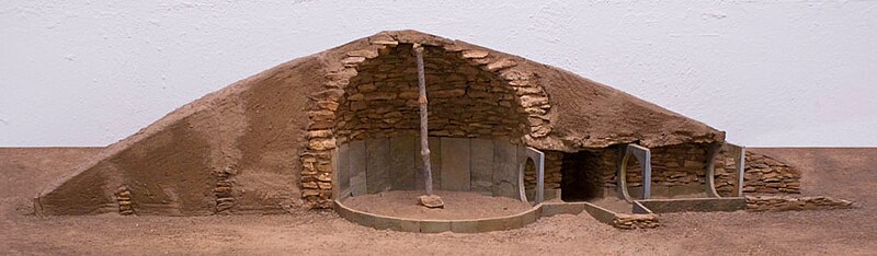 File:Maqueta tholos Los Millares.jpg