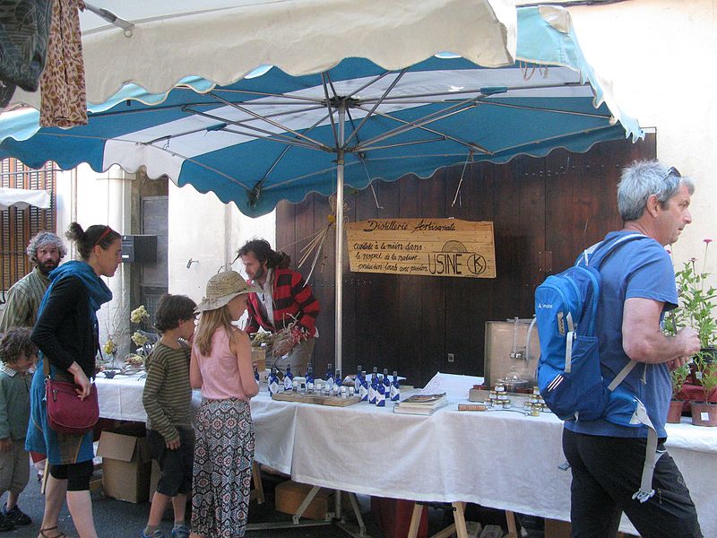 File:Marché d'Apt Distillerie de lavande artisanale.jpg