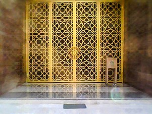 Pintu utama masjid raya At Taqwa.