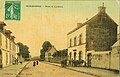 Merlevenez : la route de Landévant vers 1910 (carte postale colorisée).