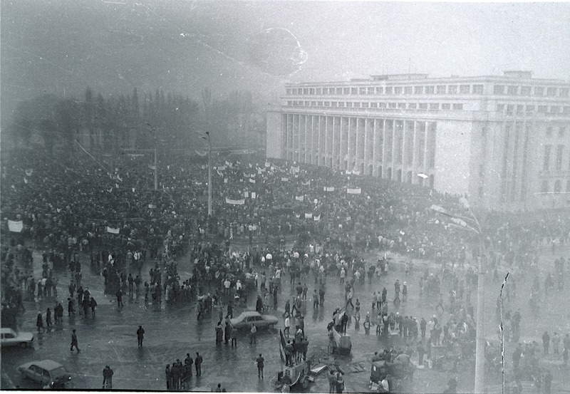 File:Mineriad in early 1990 Bucharest Palatul Victoriei 5.tif