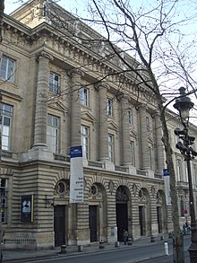 Вход в здание монетного двора, на набережной Конти в 6-м округе Парижа, в котором находится музей Парижского монетного двора и Парижский монетный двор