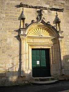 Der Renaissance-Eingang der Ortskirche mit Jakobsmuschel