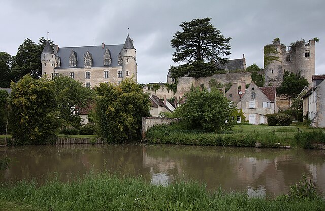 Les châteaux de Montrésor Logis Renaissance (à gauche) et forteresse médiévale (à droite).