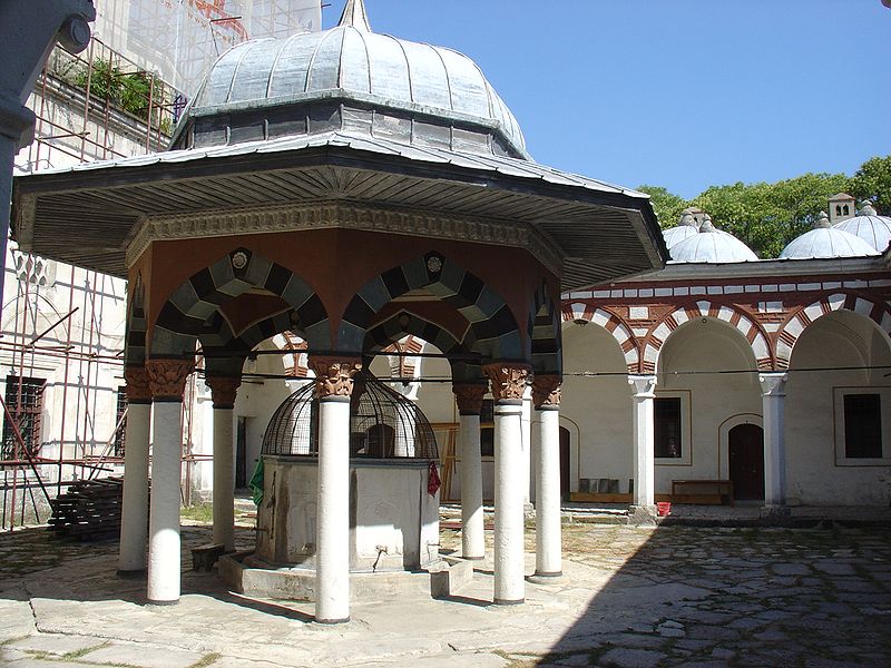 File:Mosquée de Tombul - Cour intérieure.jpg