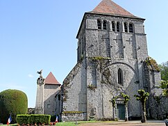 Moutier-d'Ahun - Abbaye - Vue depuis la cour avec le monument aux Morts.JPG