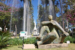 A mulher de Mococa, escultura de Bruno Giorgi, na praça Marechal Deodoro