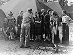 L'infermiera capo Laura Cobb e Dorothy Still Danner tra le altre infermiere della Marina POW dopo il loro rilascio