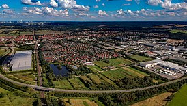 Neu Wulmstorf von Westen hinter der B3n. Im Hintergrund die Harburger Berge mit der Fischbeker Heide.