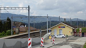 Jednokatnica uz dvokolosiječnu željezničku prugu s bočnim peronima