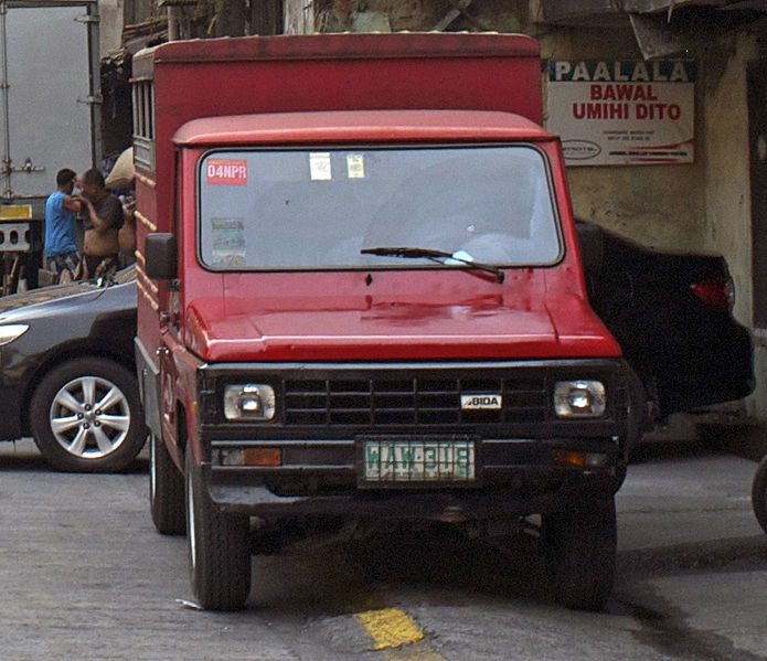 File:Nissan Bida in red, Manila.jpg