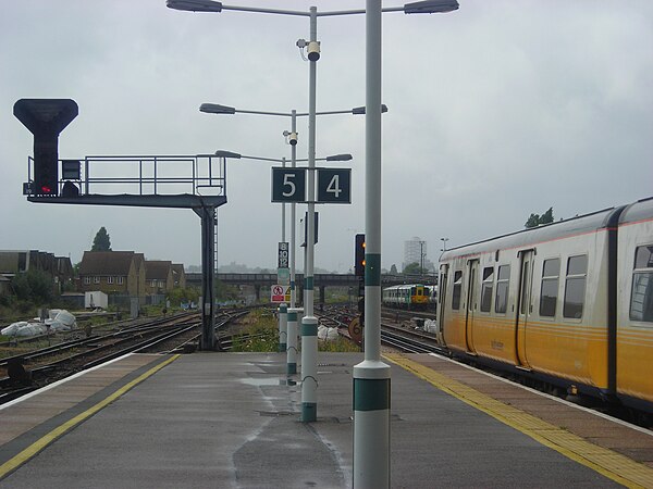 Platforms 4 & 5 (the bridge in the background was replaced in 2015)