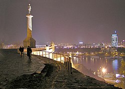 Belgrado sul fiume Sava che definisce il confine dei Balcani.