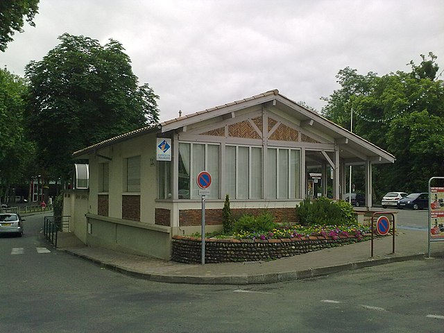 File:Office de tourisme de Aire-sur-l'Adour.jpg