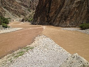 Oltu Çayı (sağda) ve Tortum Çayı'nın (solda) birleşmesi