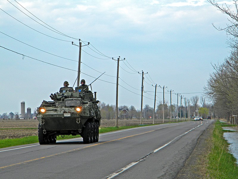 مدرعه LAV III المدولبه  800px-Operation_Lotus_St-Jean-sur-Richelieu_2011