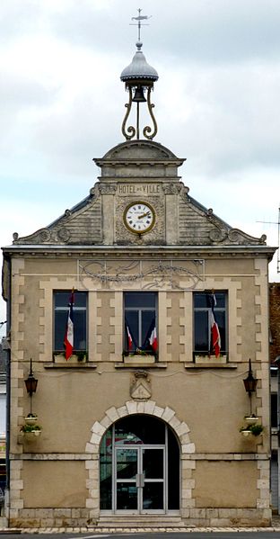 File:Oucques, sa mairie.JPG