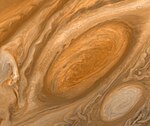 A grande mancha vermelha de Júpiter, cujo tamanho é mais de duas vezes o diâmetro da Terra.