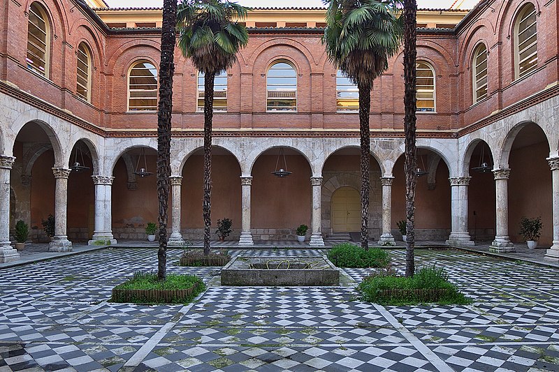 File:Palacio del Conde de Benavente (Valladolid). Patio.jpg