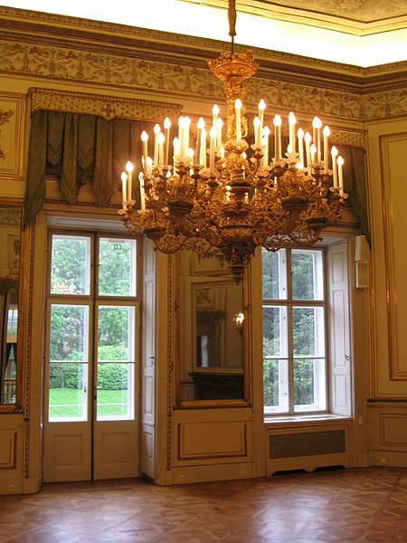 File:Palais Schönburg Großer Salon mit Blick in den Park 01.JPG