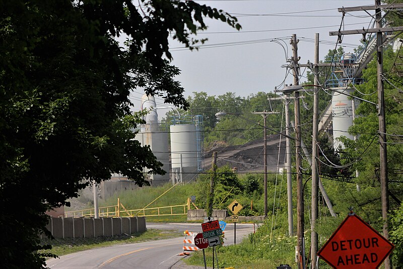 File:Palette Stone Corp (far-range), Milton, New York.jpg