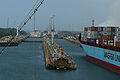 Het naederen van de Gatunsluus. Rechts de Majestic Maersk, een containerschip van 4800 TEU.
