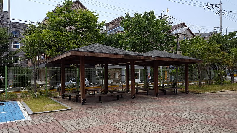 File:Pavilion of Jeonju Mun Hak Elementary School.jpg