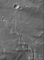 Imaxe da Mars Global Surveyor que amosa un manto de po preto do cumio de Pavonis Mons. O po fai que a imaxe se vexa algo borrosa.