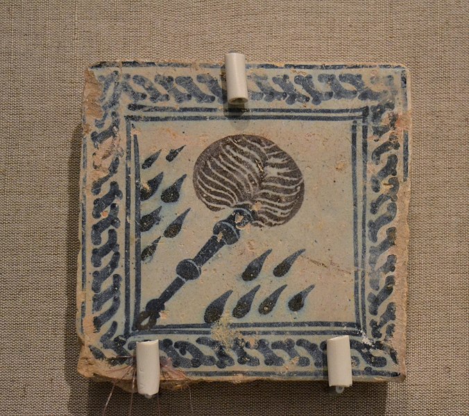 File:Peces ceràmiques del segle XV amb salpassers, museu Marià de València.JPG
