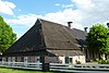 Boerderij deels in stro, deels met pannen gedekt (onder een dak met nr. 27)