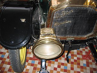 Phare avant droit Blériot sur une De Dion-Bouton « Landaulet » de 1908.