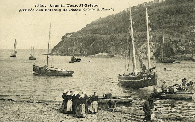 File:Plérin - Arrivée des bateaux de pêche - AD22 - 16FI3639.jpg