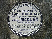Den emaljerte porselensgravplaten til Léon Nicolas og hans sønn Julien, begge ofre for Couronnes metro katastrofe i 1905