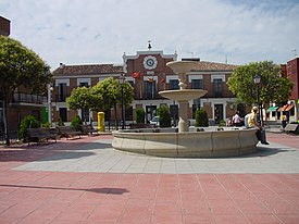 Plaza con fuente y Ayuntamiento en Paracuellos del Jarama.jpg
