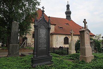 Nagrobki na sąsiednim cmentarzu