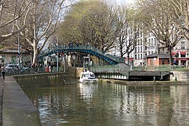 Le pont tournant laissant le passage à une vedette.