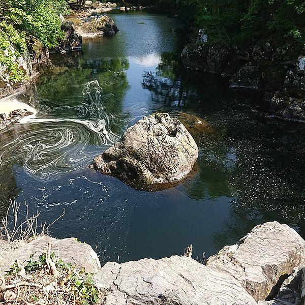 File:Pont y Pair, Betws y Coed Rock.jpg