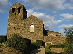 Le prieuré de Serrabona, au nord-est du massif, près d'Ille-sur-Têt.
