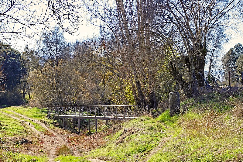 File:Puente de los milarios de Peromingo.jpg