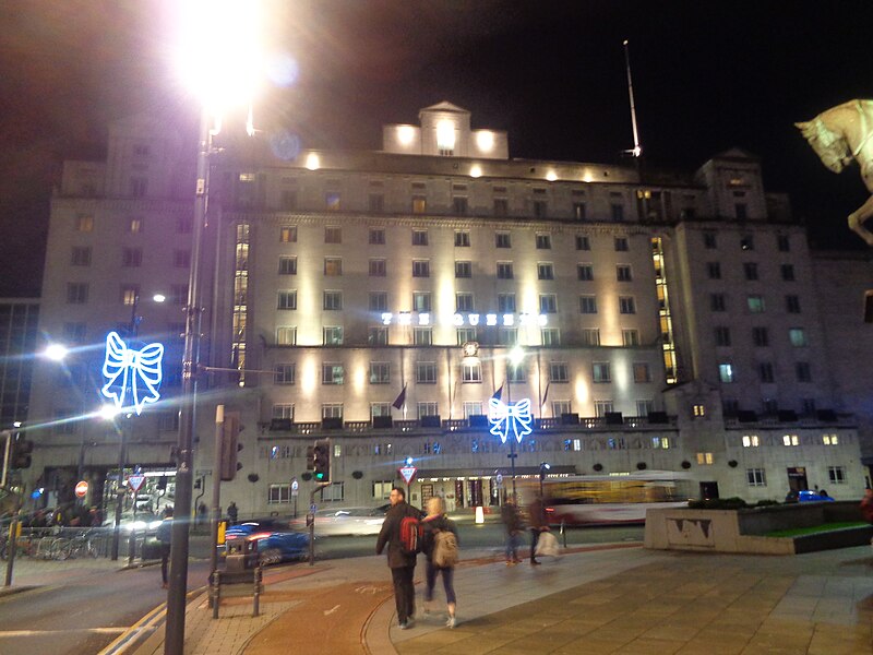 File:Queen's Hotel, City Square, Leeds (21st December 2015).JPG